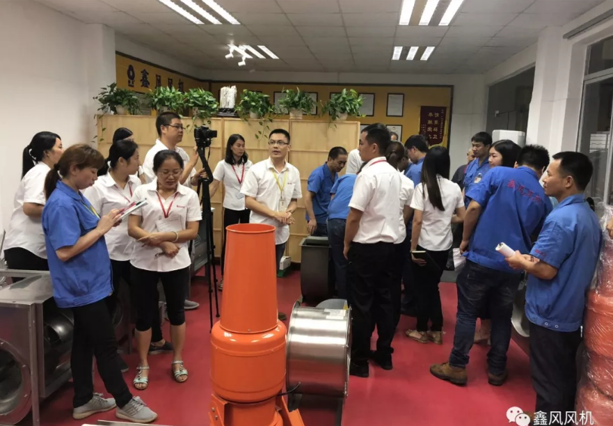 現場對產品進行深入解說 現場對產品進行深入解說